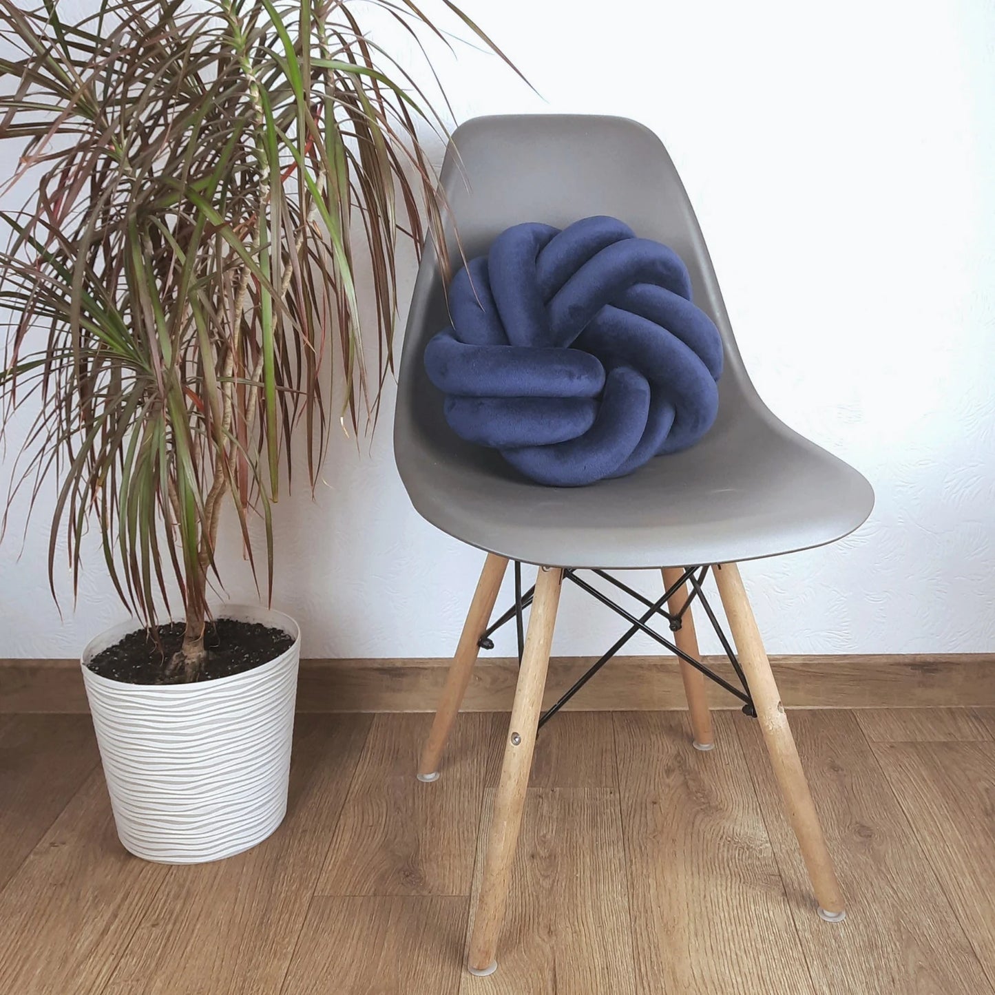 KNOTZ Two knot Circle Pillow